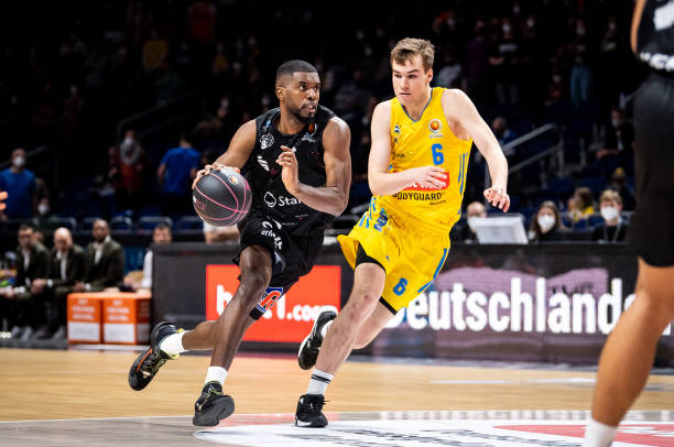 都用脚下的 都用脚下的